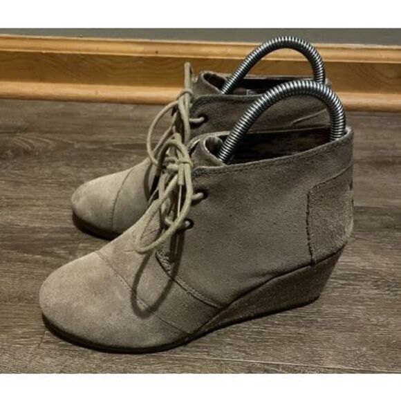 TOM'S Taupe Suede Lace Up Wedge Ankle Bootie Boots Womens Size 6 Model 741115 - Picture 1 of 12